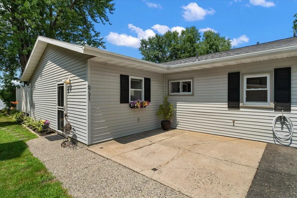 6731 Campau Lake Drive SE Alto, MI 49302