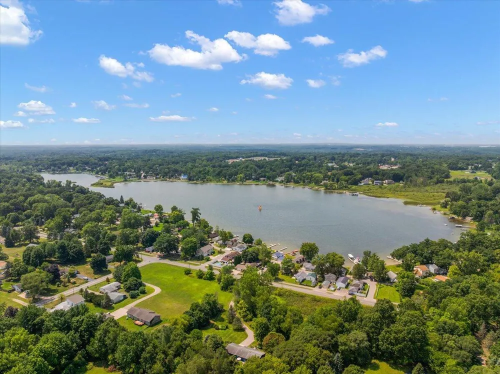 6731 Campau Lake Drive SE Alto, MI 49302
