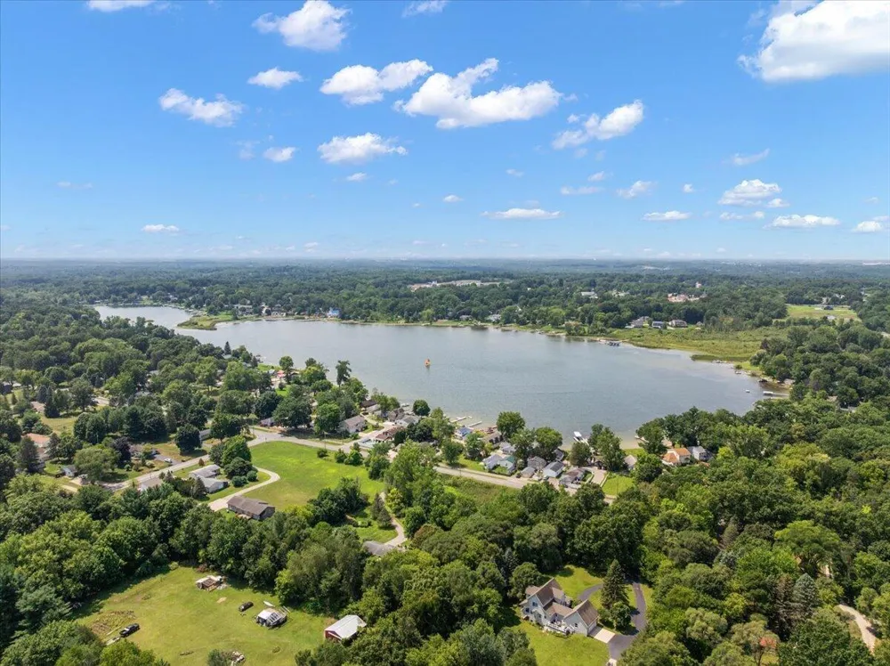 6731 Campau Lake Drive SE Alto, MI 49302