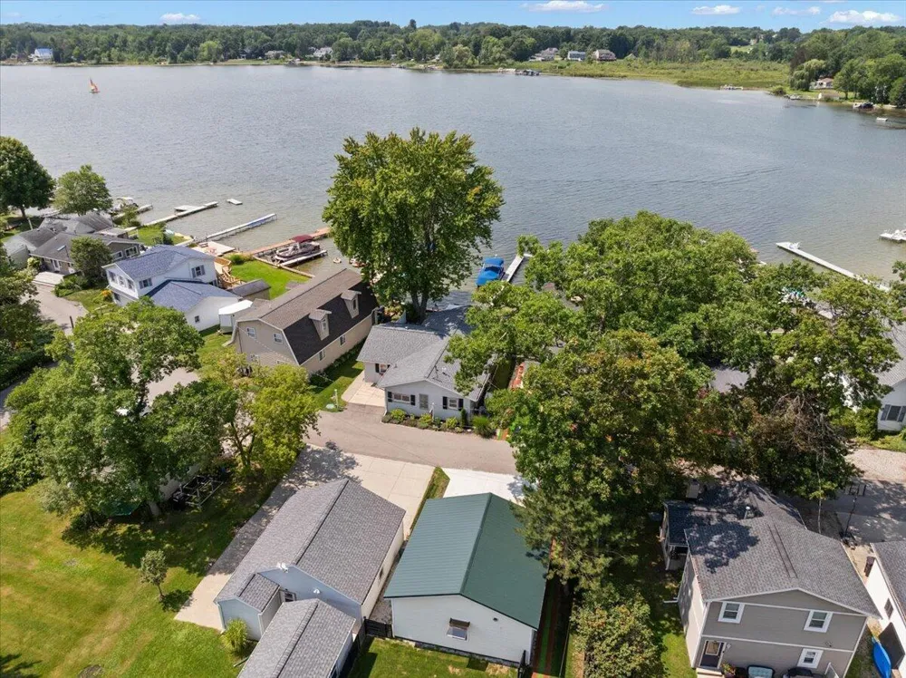 6731 Campau Lake Drive SE Alto, MI 49302