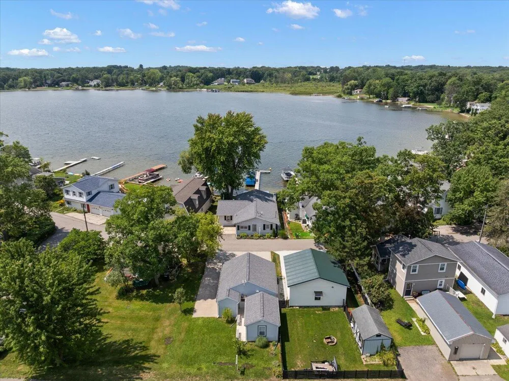6731 Campau Lake Drive SE Alto, MI 49302