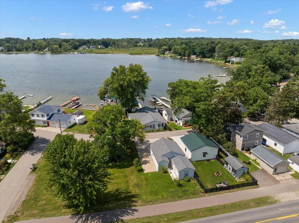 6731 Campau Lake Drive SE Alto, MI 49302
