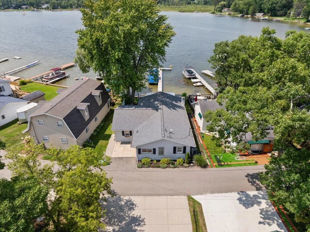 6731 Campau Lake Drive SE Alto, MI 49302