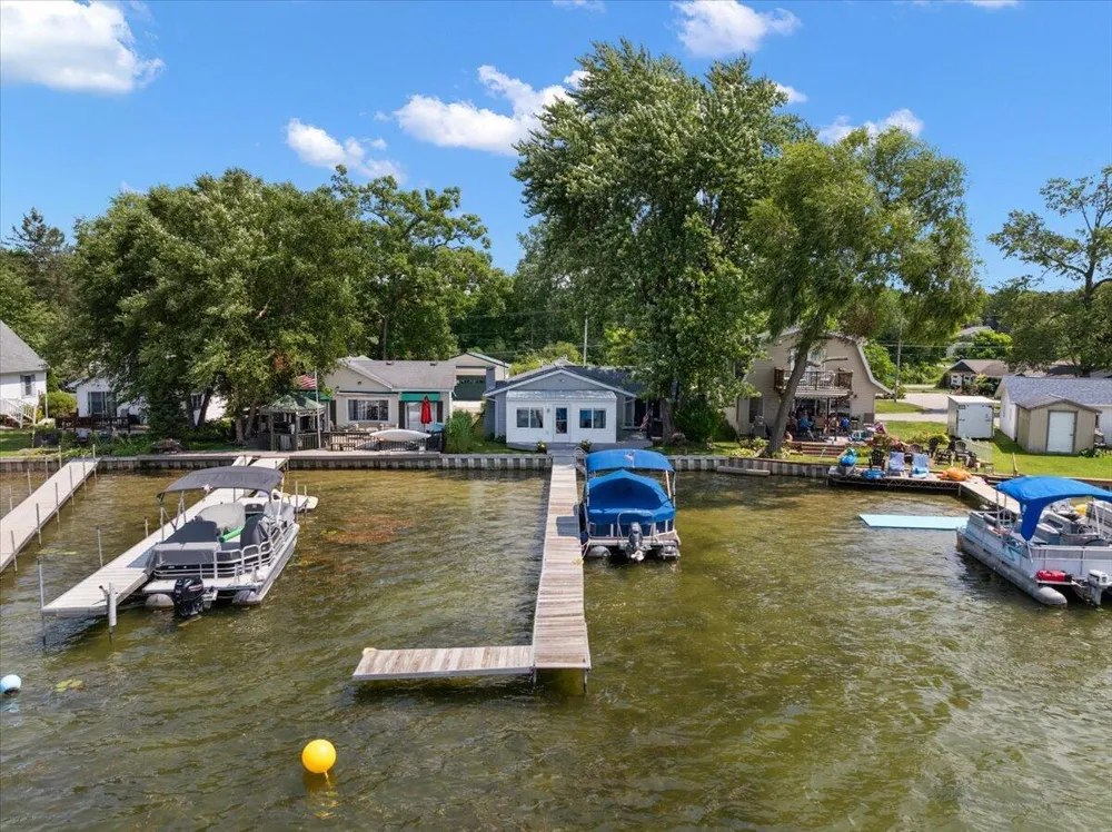 6731 Campau Lake Drive SE Alto, MI 49302
