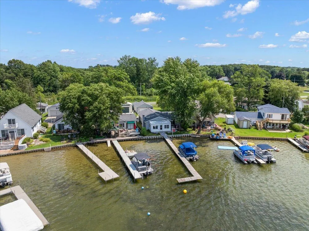 6731 Campau Lake Drive SE Alto, MI 49302