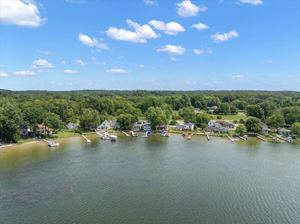 6731 Campau Lake Drive SE Alto, MI 49302