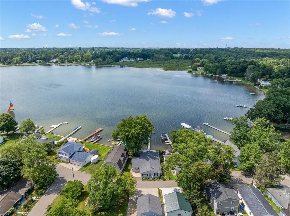 6731 Campau Lake Drive SE Alto, MI 49302