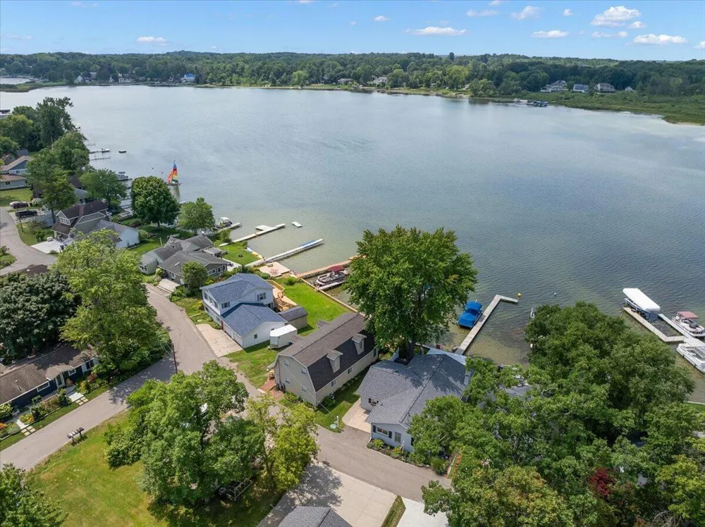6731 Campau Lake Drive SE Alto, MI 49302