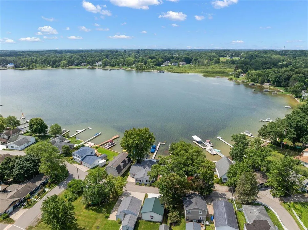 6731 Campau Lake Drive SE Alto, MI 49302