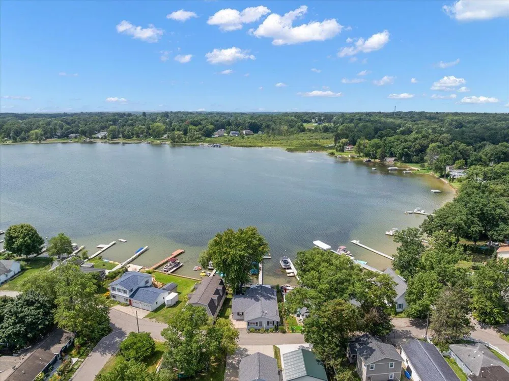 6731 Campau Lake Drive SE Alto, MI 49302