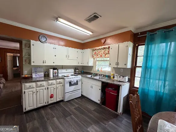305 Holmesville AVE Baxley, GA 31513