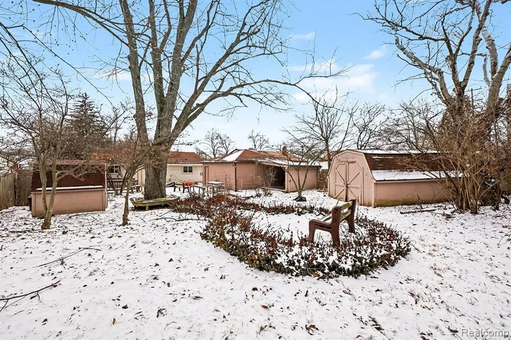 672 Linda Vista Drive Pontiac City, MI 48342