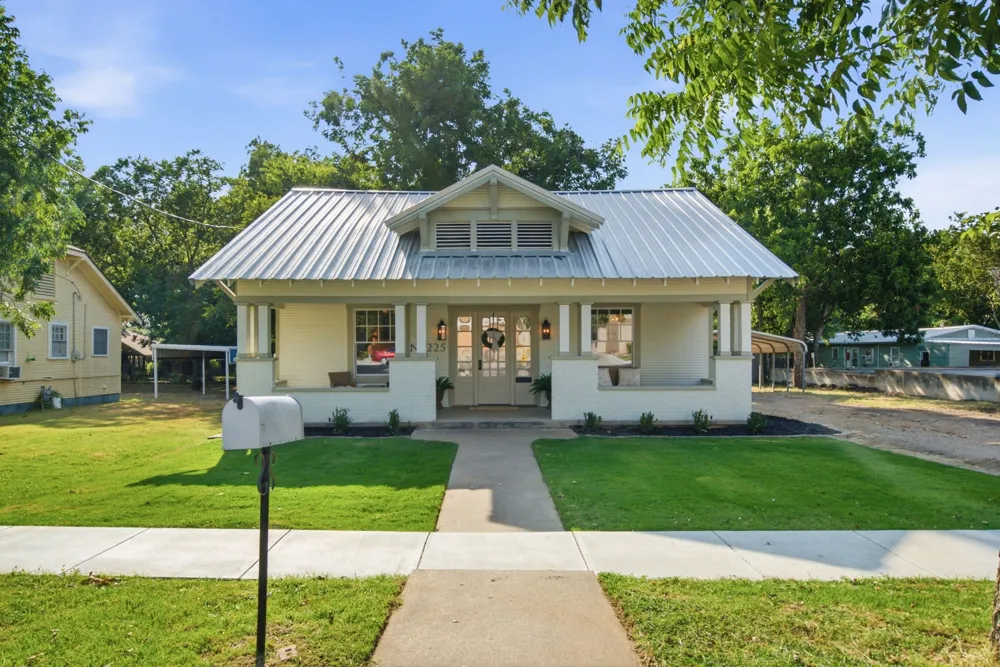 225 S Texas Street De Leon, TX 76444
