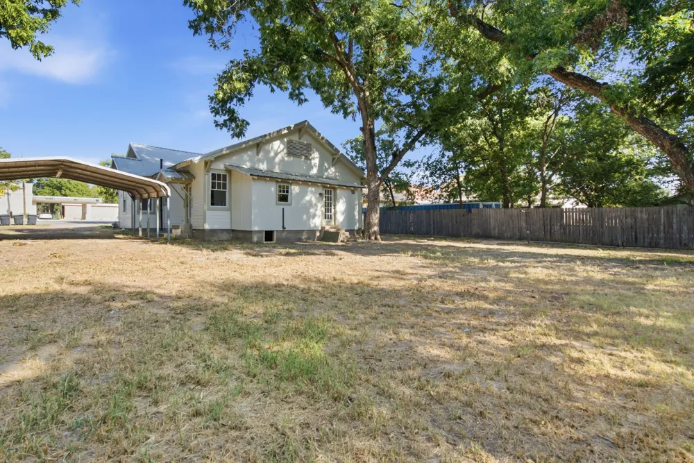 225 S Texas Street De Leon, TX 76444