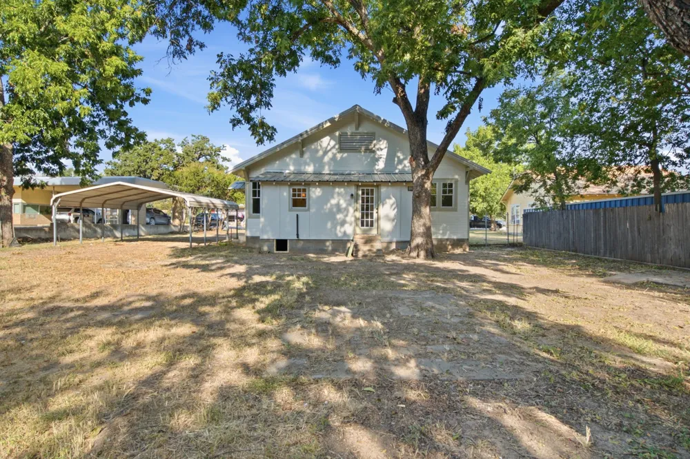 225 S Texas Street De Leon, TX 76444