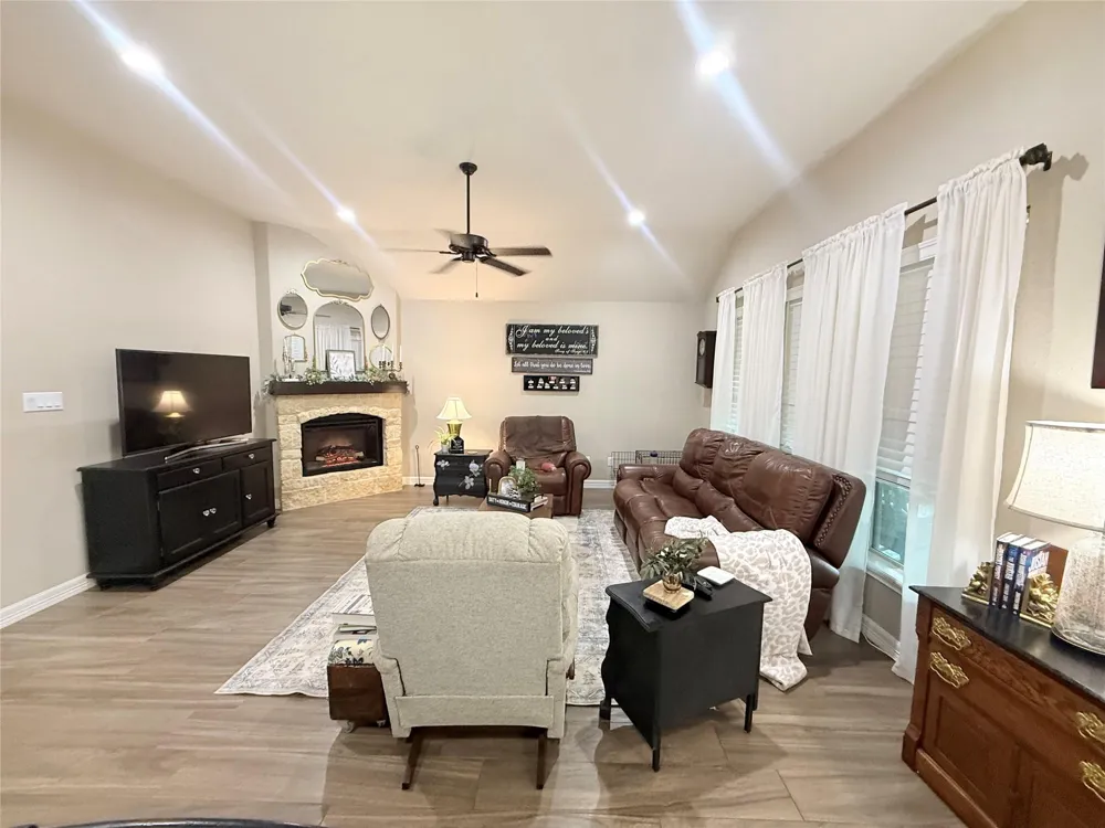 429 Twin Lakes Boulevard W West Columbia, TX 77486