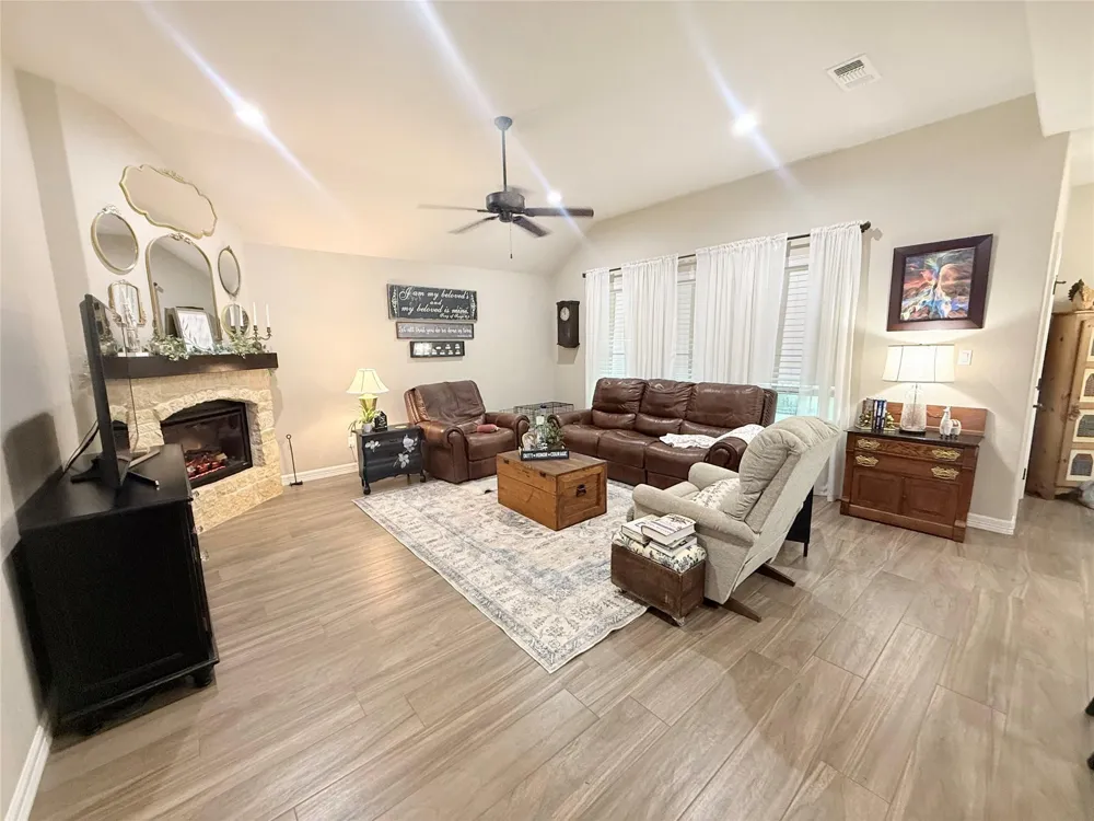 429 Twin Lakes Boulevard W West Columbia, TX 77486