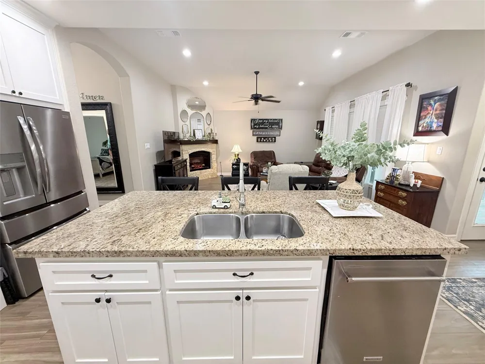 429 Twin Lakes Boulevard W West Columbia, TX 77486