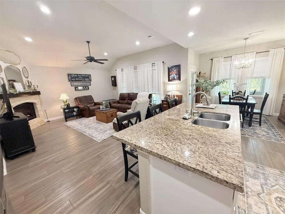 429 Twin Lakes Boulevard W West Columbia, TX 77486