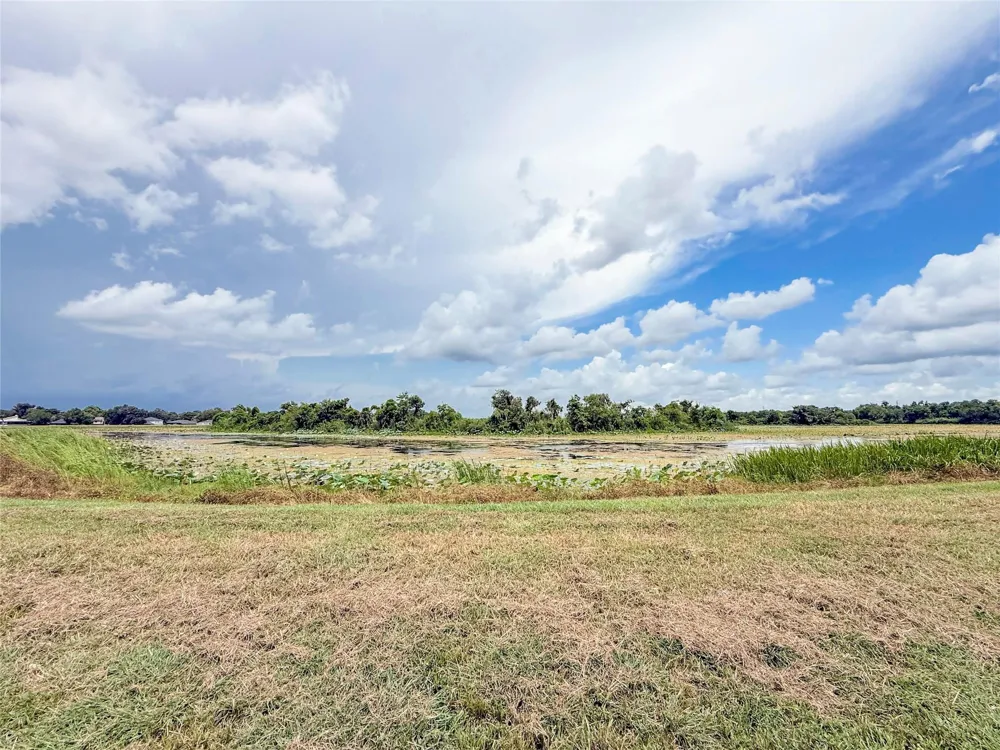 429 Twin Lakes Boulevard W West Columbia, TX 77486