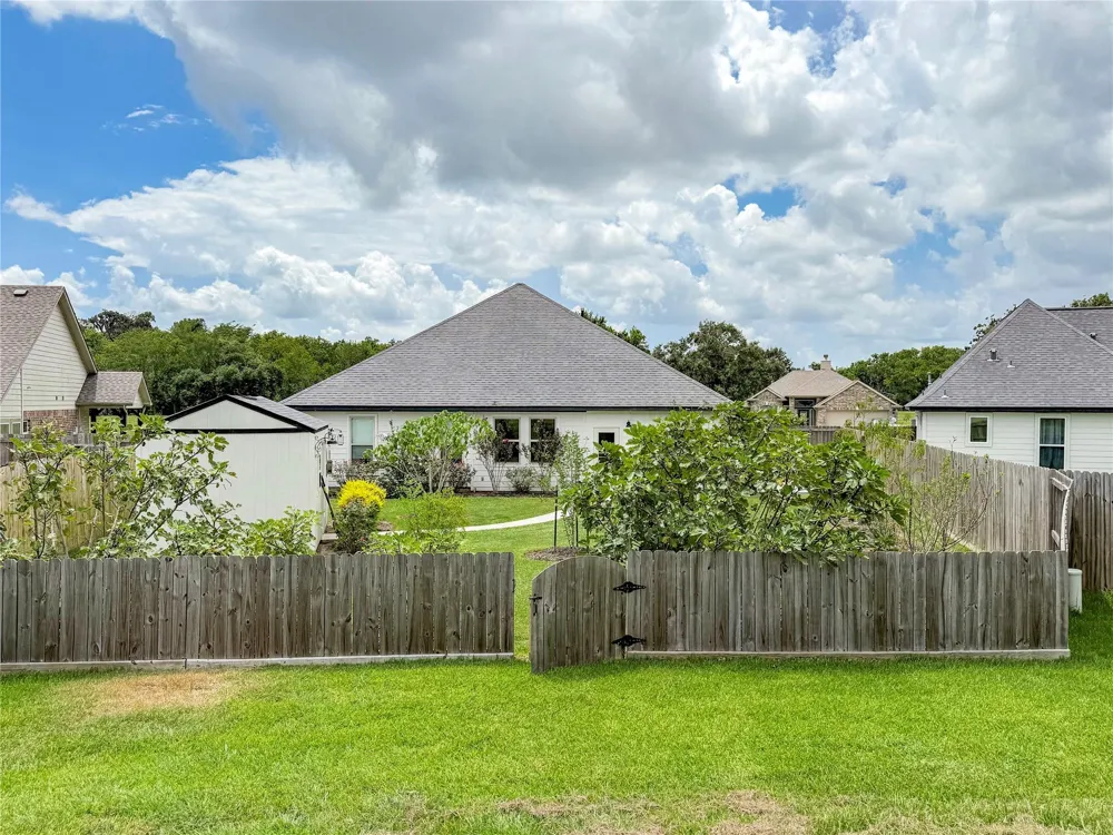 429 Twin Lakes Boulevard W West Columbia, TX 77486