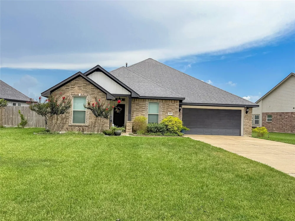 429 Twin Lakes Boulevard W West Columbia, TX 77486