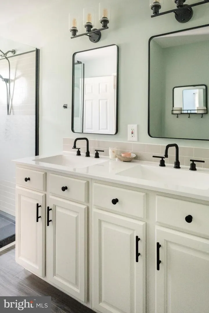 811 LONG POINT ROAD Hague, VA 22469