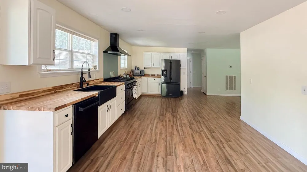 811 LONG POINT ROAD Hague, VA 22469
