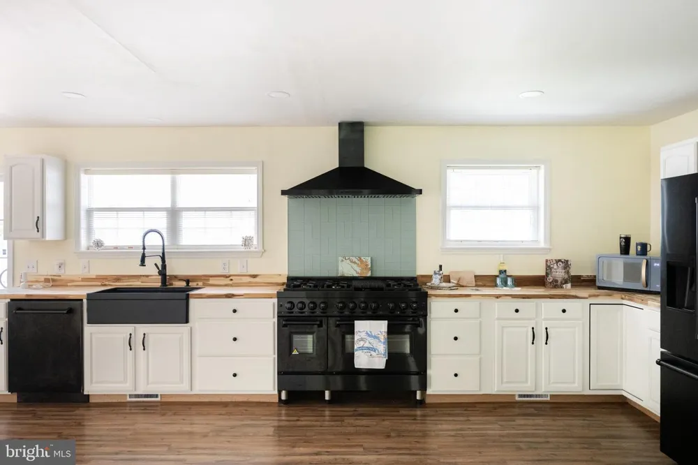 811 LONG POINT ROAD Hague, VA 22469