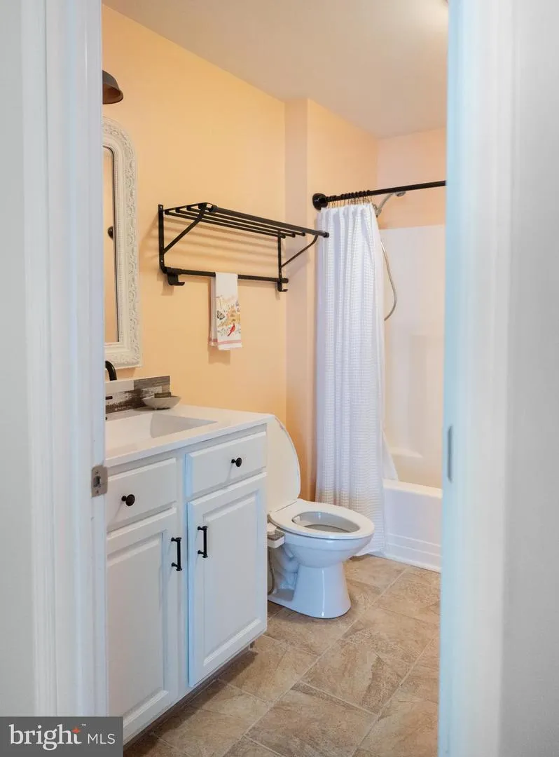 811 LONG POINT ROAD Hague, VA 22469