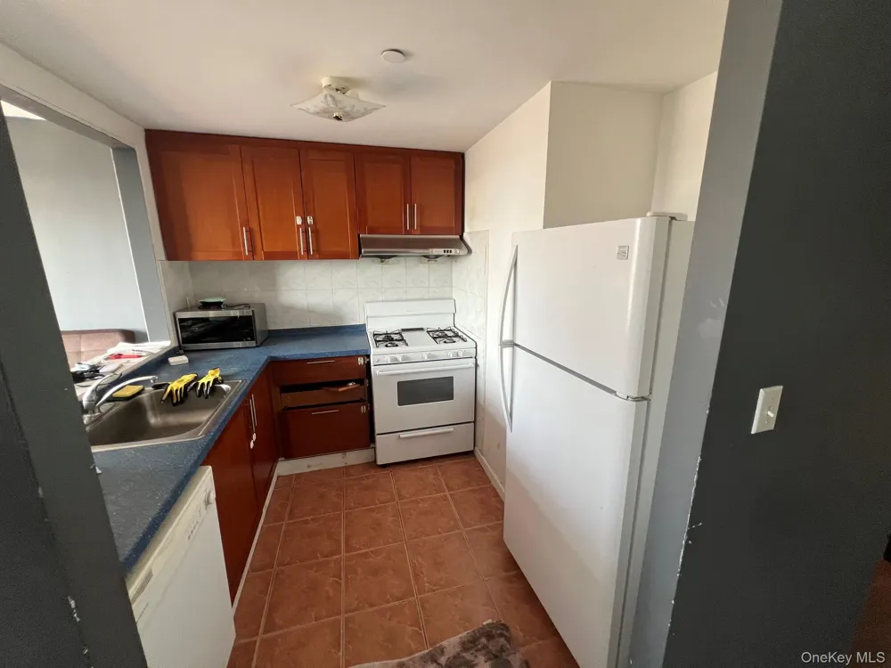 81-15 Queens #6L Elmhurst, NY 11373