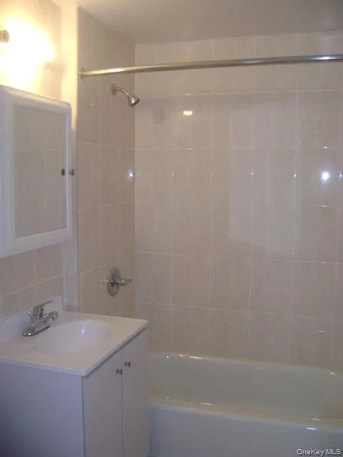 81-15 Queens #6L Elmhurst, NY 11373