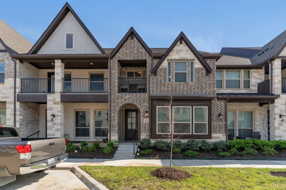 1900 Melinda Lane Farmers Branch, TX 75234