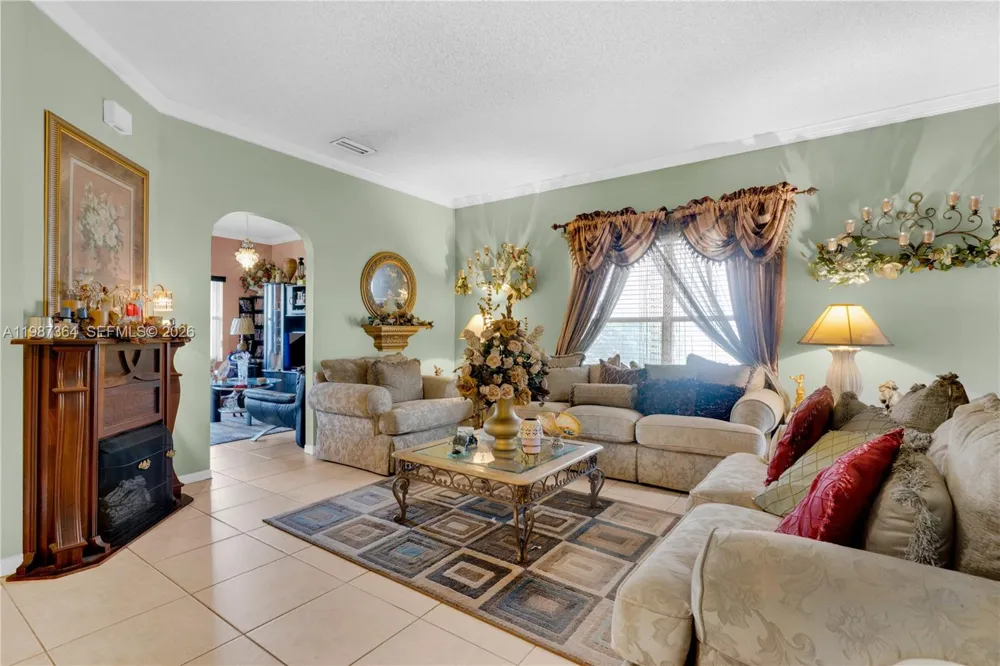 19269 NW 14th St Pembroke Pines, FL 33029