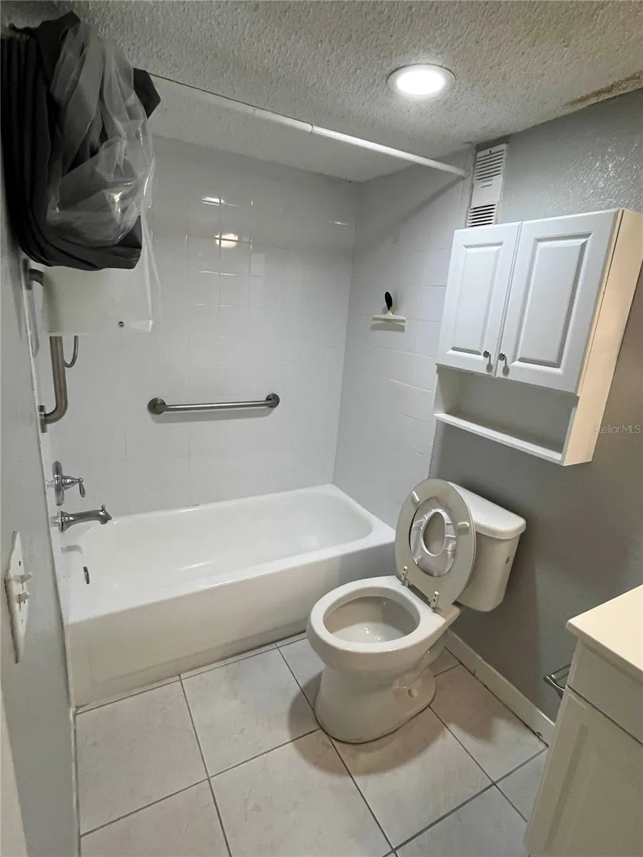 2700 COCONUT BAY LANE #2C Sarasota, FL 34237