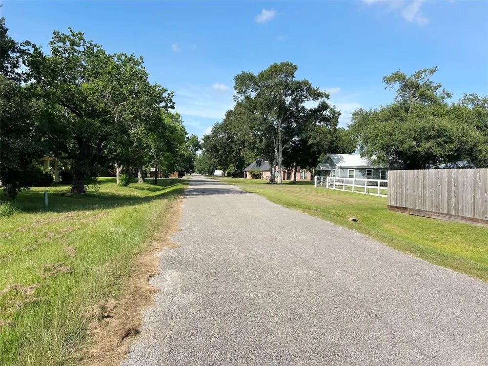 5822 4th Street Danbury, TX 77534