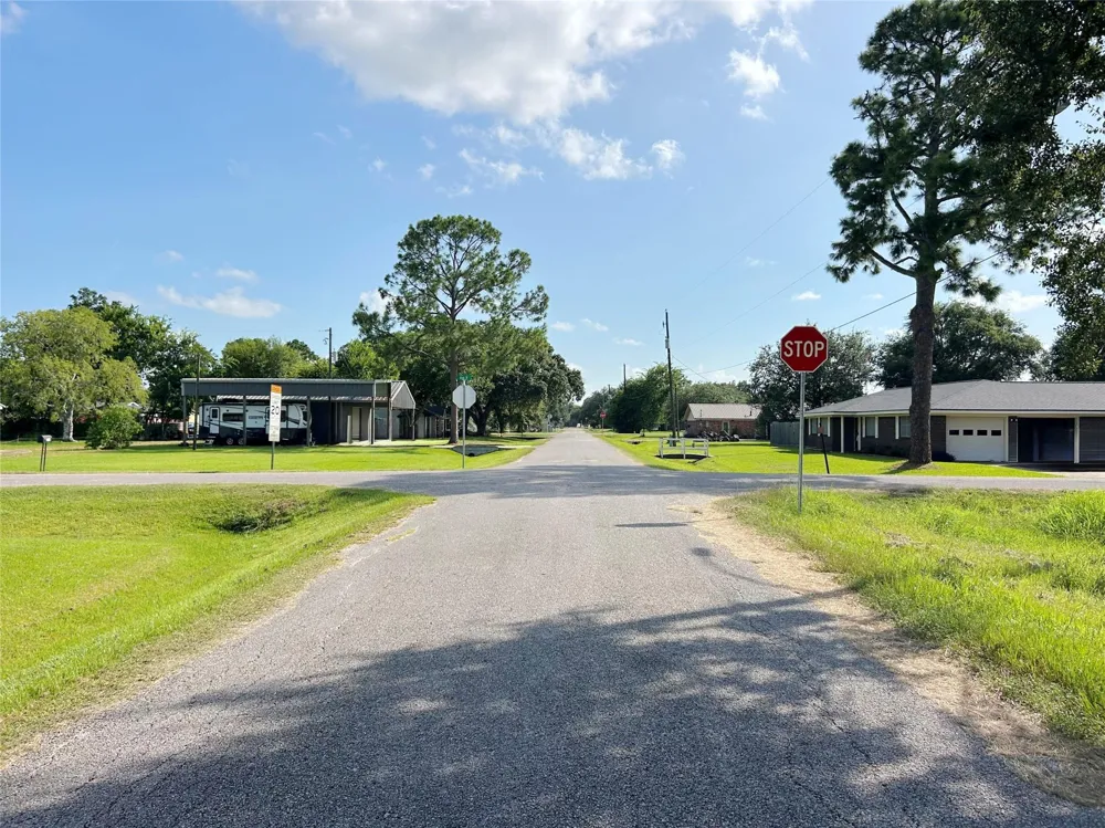 5822 4th Street Danbury, TX 77534