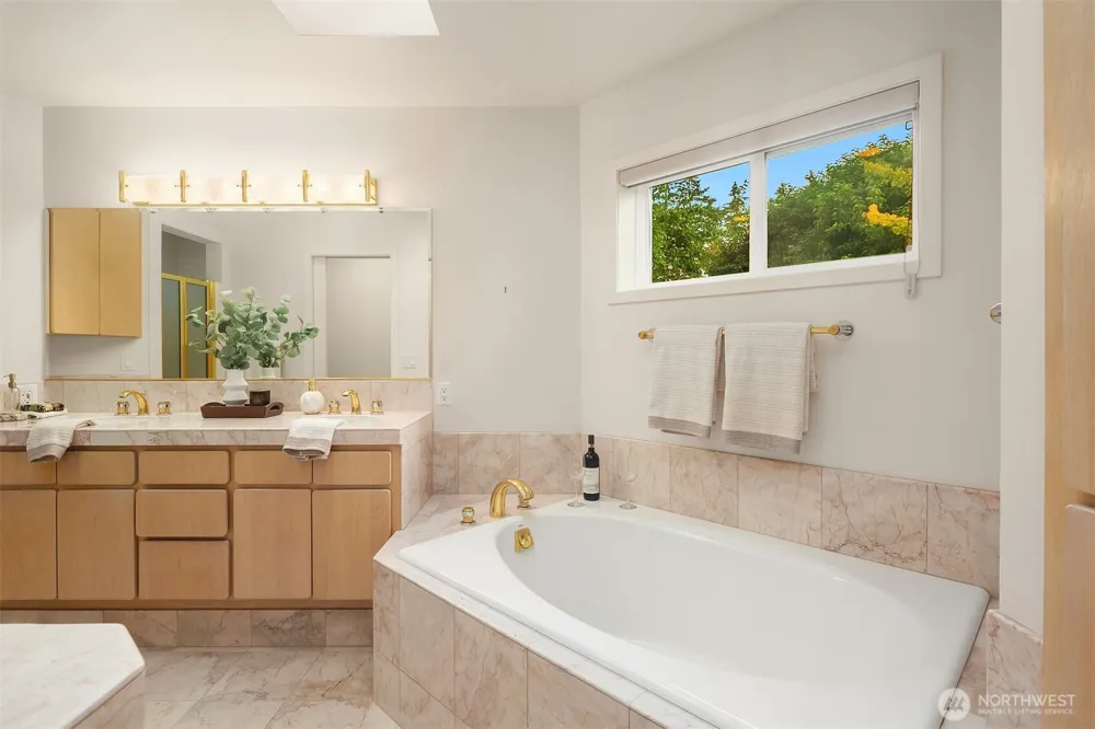 912 Cedar Street Edmonds, WA 98020
