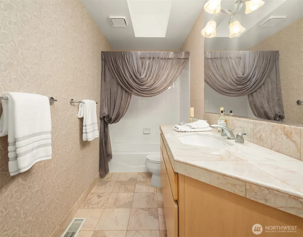 912 Cedar Street Edmonds, WA 98020