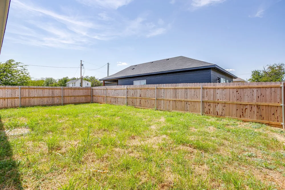 203 E South Itasca, TX 76055