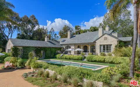 6625 Zumirez Drive