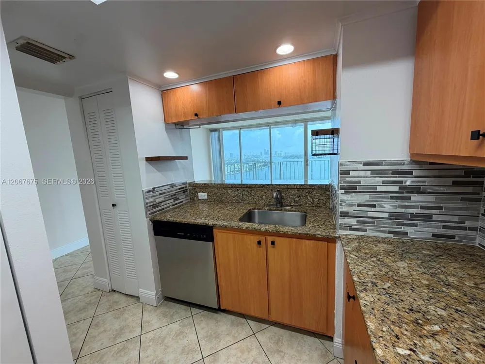 7601 E Treasure Dr #2007 North Bay Village, FL 33141