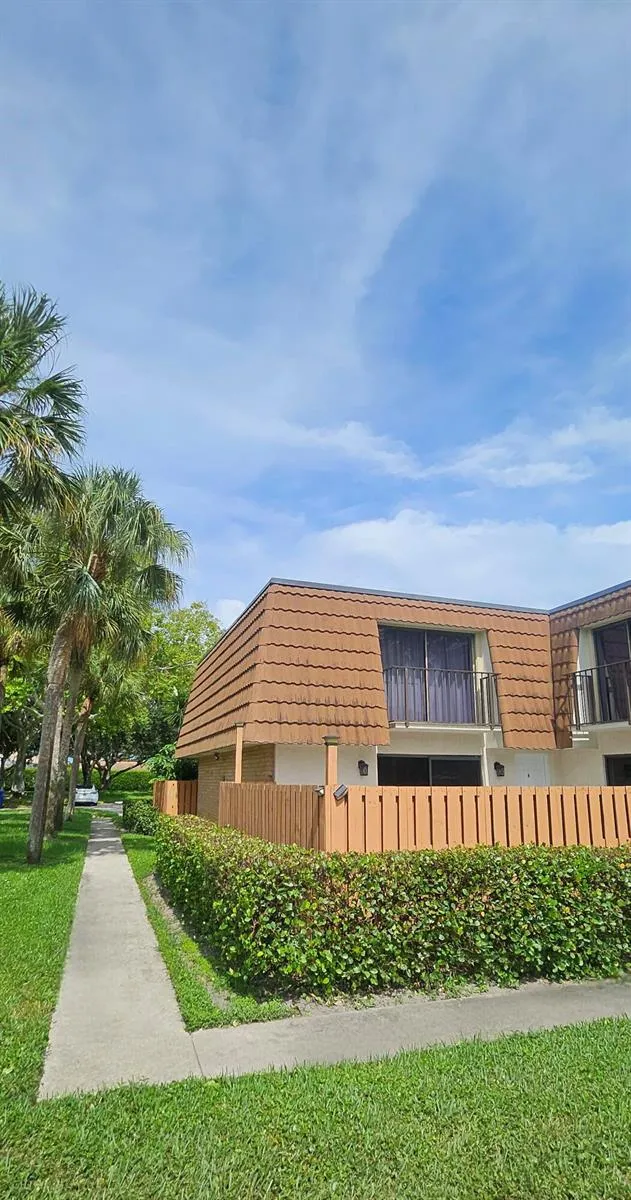 141 Heritage Way SE West Palm Beach, FL 33407