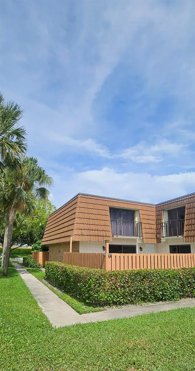 141 Heritage Way SE West Palm Beach, FL 33407