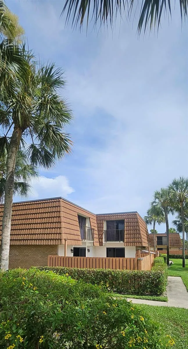 141 Heritage Way SE West Palm Beach, FL 33407
