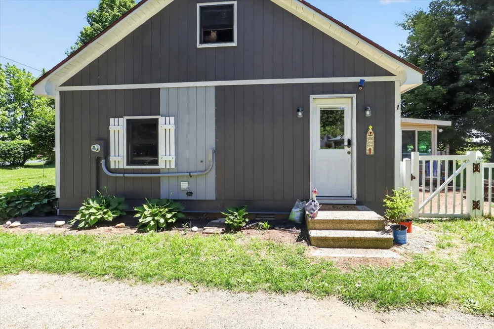 65181 County Road 342 Hartford, MI 49057