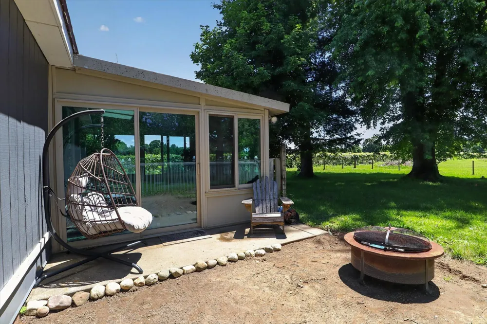 65181 County Road 342 Hartford, MI 49057