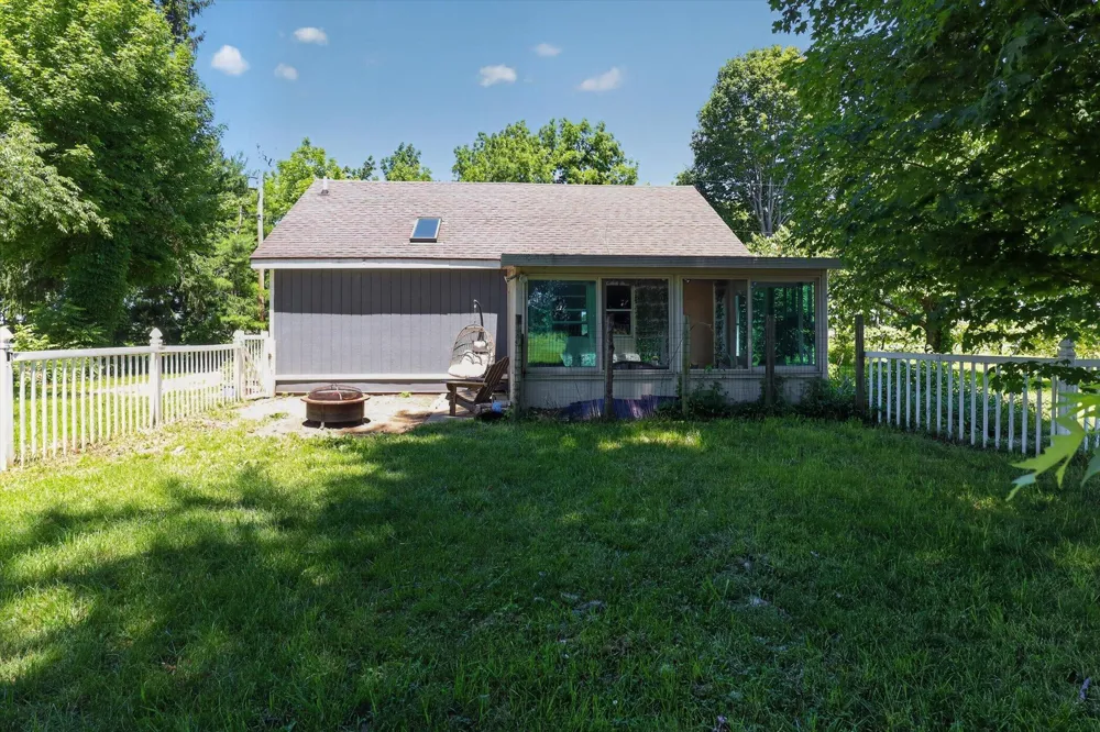 65181 County Road 342 Hartford, MI 49057