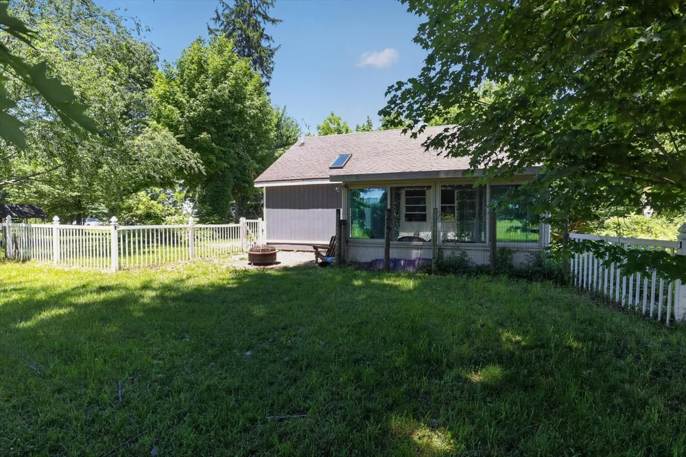 65181 County Road 342 Hartford, MI 49057