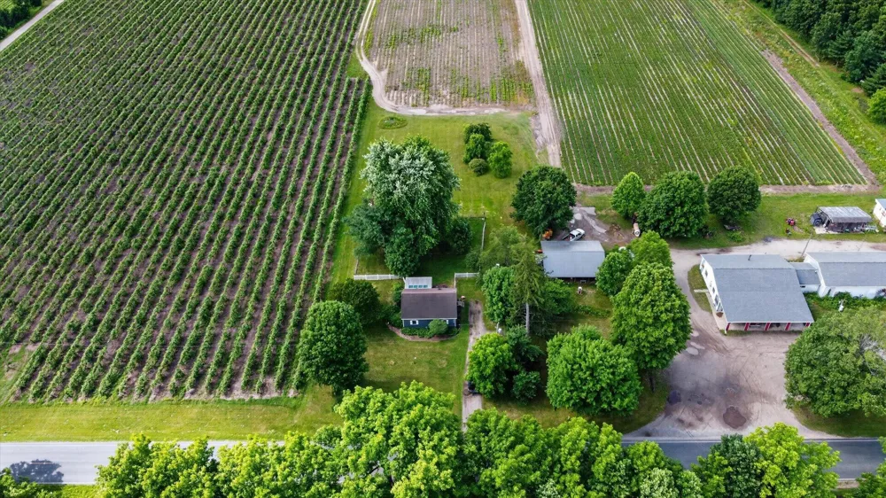 65181 County Road 342 Hartford, MI 49057